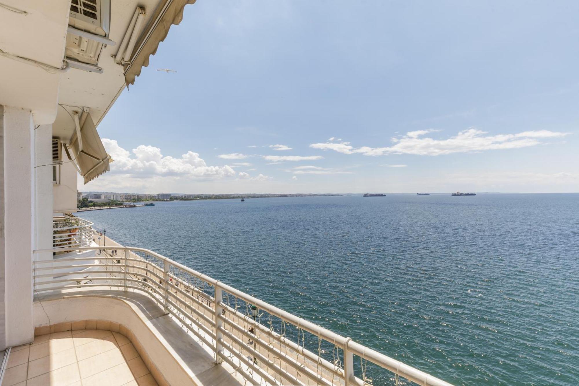 Infinity & Beyond By Halu! - Seafront Apartments Thessaloniki Exterior photo