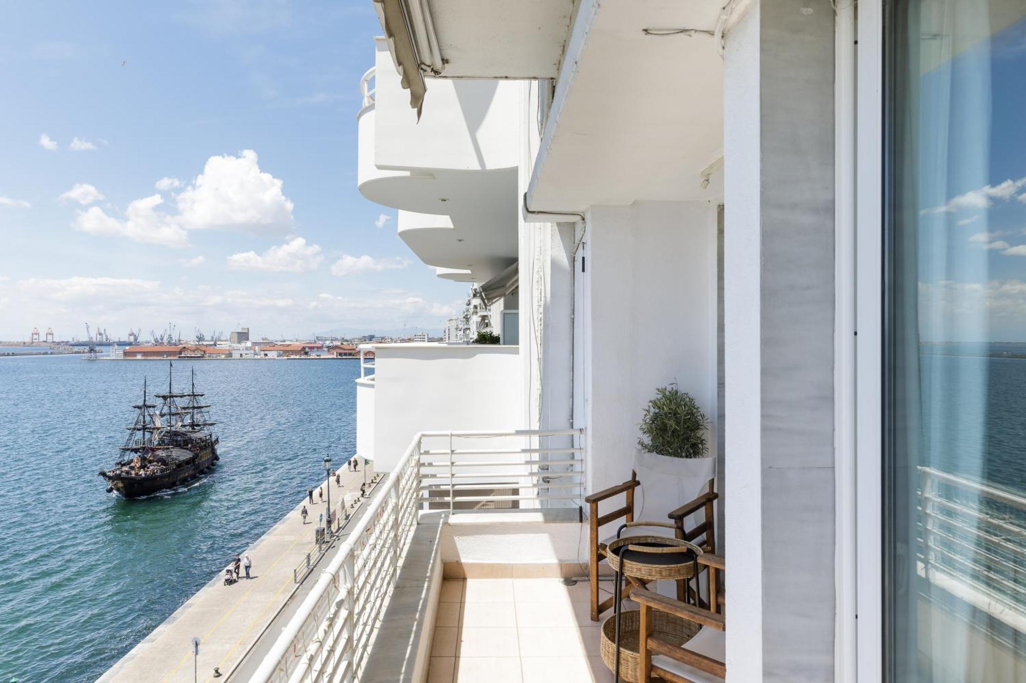 Infinity & Beyond By Halu! - Seafront Apartments Thessaloniki Exterior photo