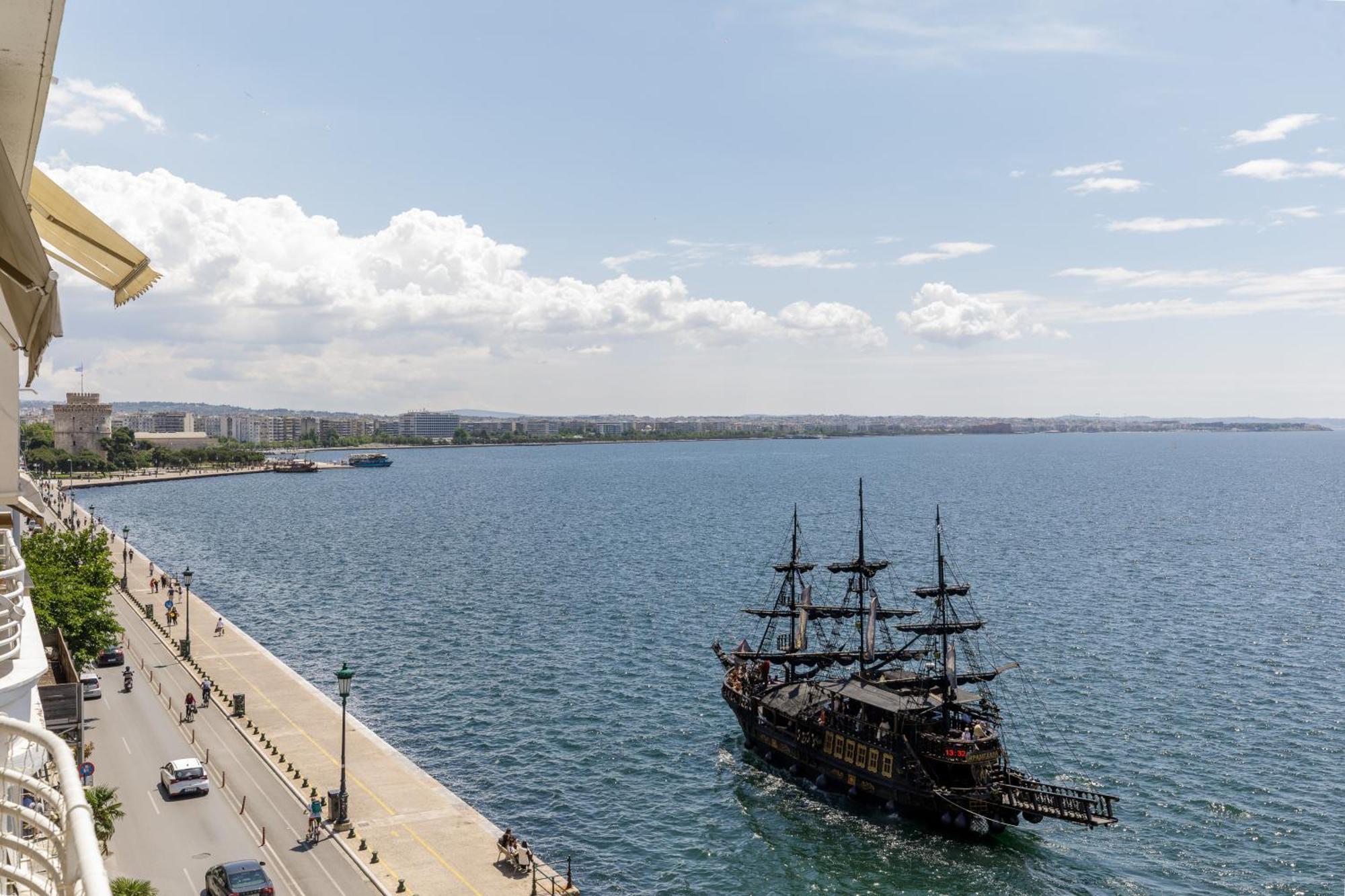 Infinity & Beyond By Halu! - Seafront Apartments Thessaloniki Exterior photo
